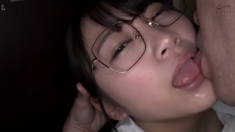 全身 · 全裸 · 蹲姿 · 微笑 · 客厅 · 互动 · 地毯 · 男女