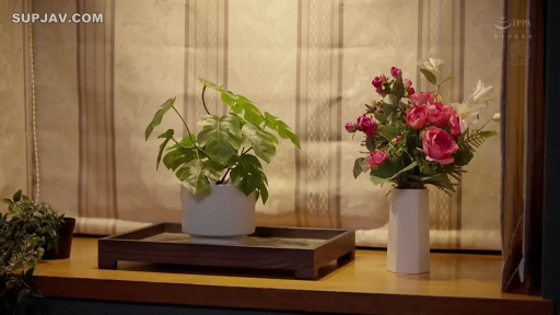 面部 · 侧身 · 居家 · 裸体 · 酒瓶 · 厨房 · 凝视 · 惊讶