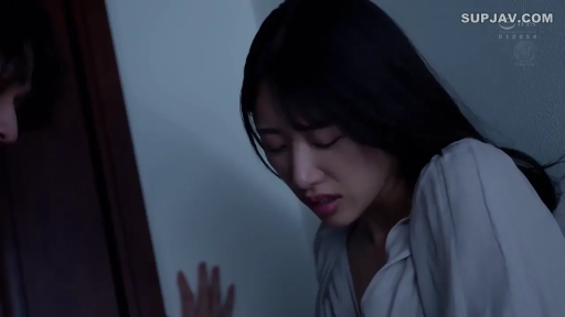 室內 · 展示 · 臀部特写 · 半裸 · 侧卧 · 上衣