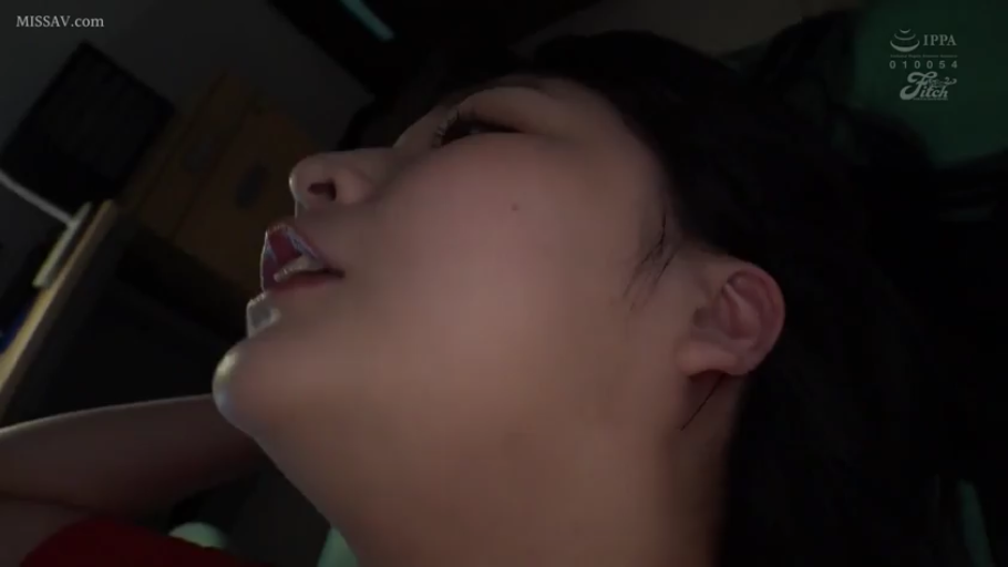 室内 · 面部特写 · 仰头 · 红色衣服