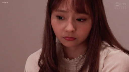 室内 · 坐姿 · 沉思 · 忧郁 · 白色上衣 · 头部特写 · 肖像