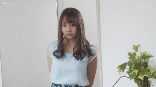 室内 · 站立 · 盆栽 · 半身 · 无袖上衣 · 淡然 · 并拢双手