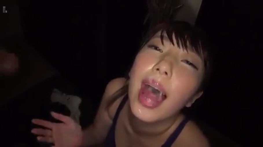 室内 · 脸部特写 · 仰头 · 泳衣