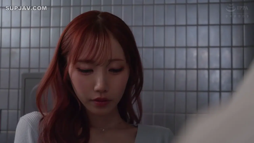 室内 · 面部 · 忧郁 · 低头 · 浴室 · 项链 · 针织衫 · 静止