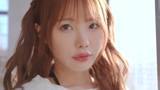 室内 · 脸部特写 · 站立 · 白色上衣 · 注视