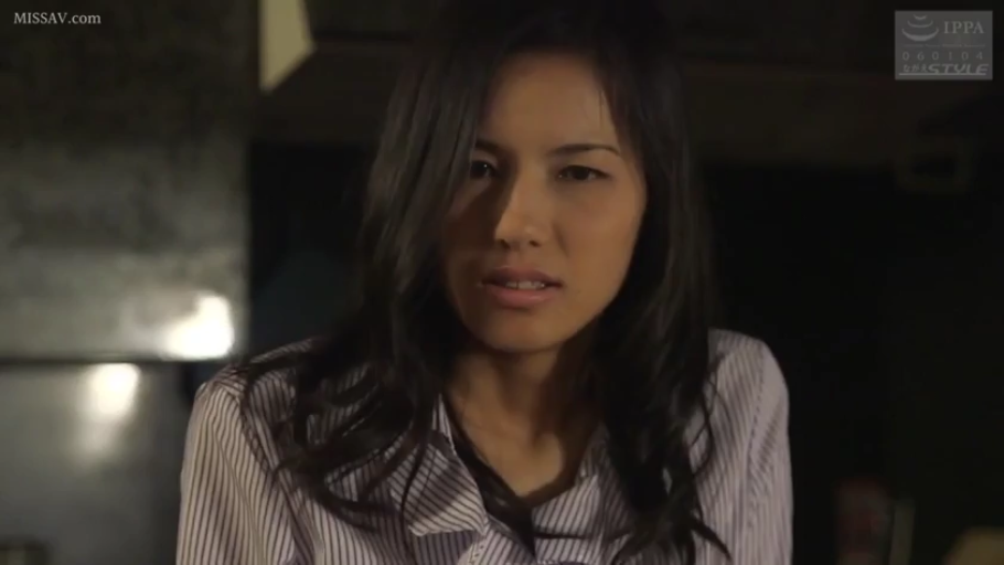 室内 · 严肃 · 站立 · 条纹衬衫 · 面部特写 · 凝视 · 熟女