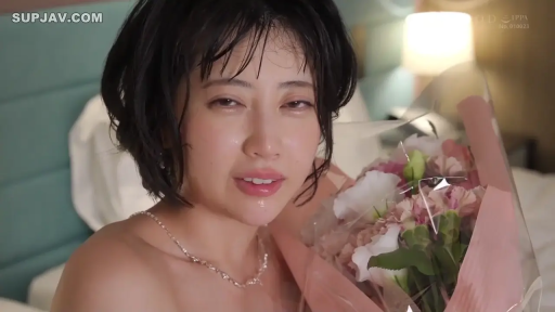 顔部のクローズアップ · 寝室 · 迷離 · 裸体 · ショートヘア · 正面 · 鲜花 · 手持鲜花