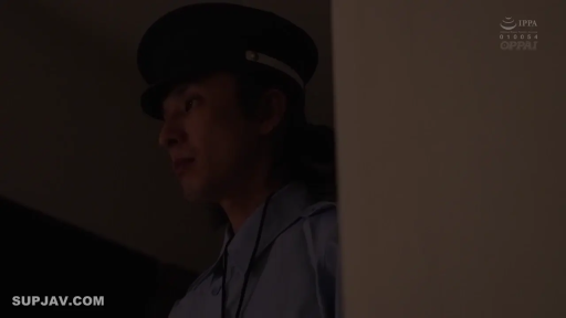 室内 · 站立 · 制服 · 头部特写