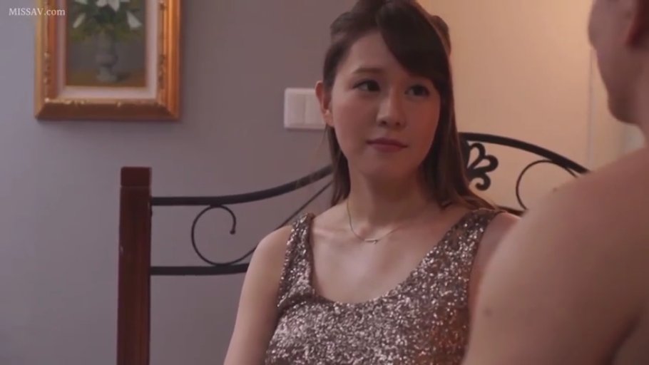 坐姿 · 脸部 · 卧室 · 自然 · 对视 · 熟女 · 挂画 · 亮片连衣裙