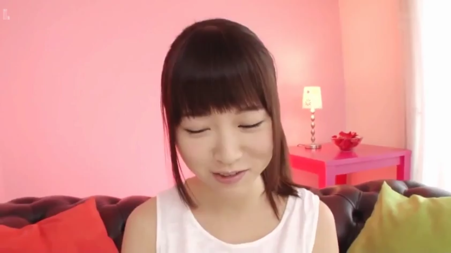 坐姿 · 交谈 · 沙发 · 微笑 · 面部特写 · 室内房间 · 白色无袖背心 · 齐刘海长发