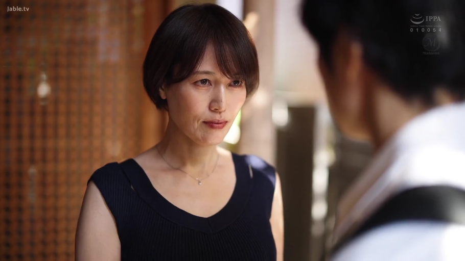 凝重 · 项链 · 面对面站立 · 黑色无袖衫 · 居家室内 · 臉部近景 · 深情对视 · 熟女短发