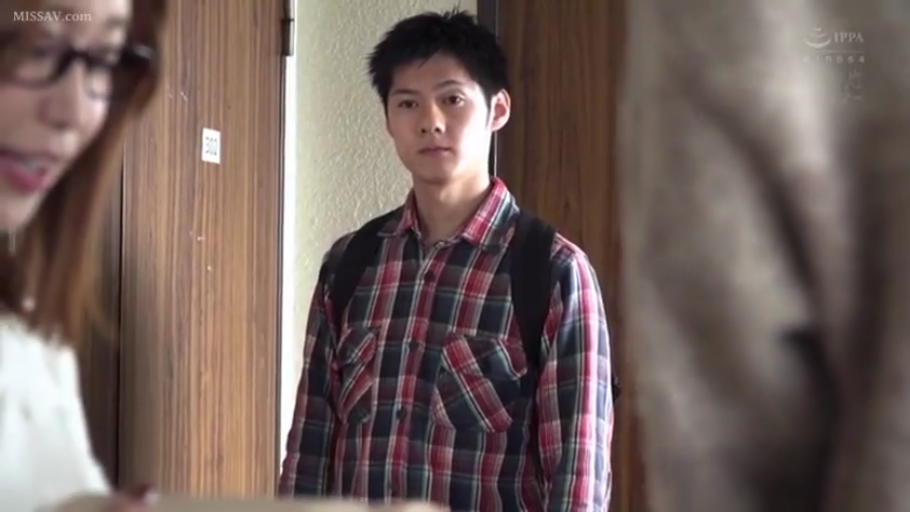 格子衬衫 · 站立 · 平静 · 剧情 · 注视 · 走廊 · 背包