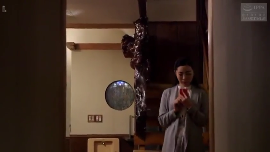 室内 · 面部 · 站立 · 猥亵 · 女仆装 · 手机 · 恐惧 · 偷拍