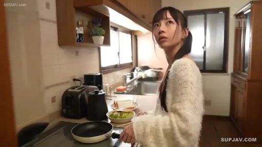 中景 · キッチン · 白色毛衣 · 站立转身