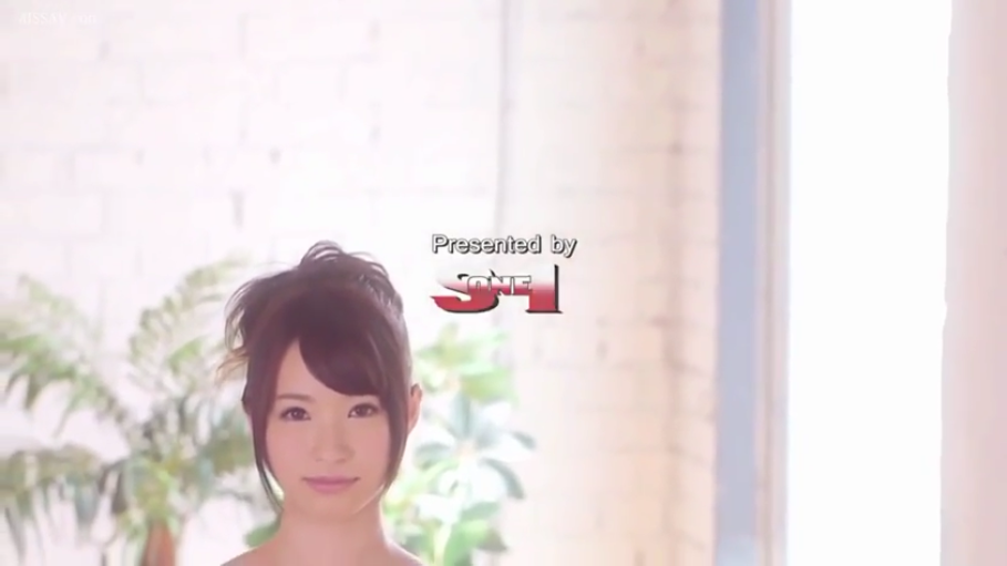 室内 · 顔のクローズアップ · 正面 · 裸肩