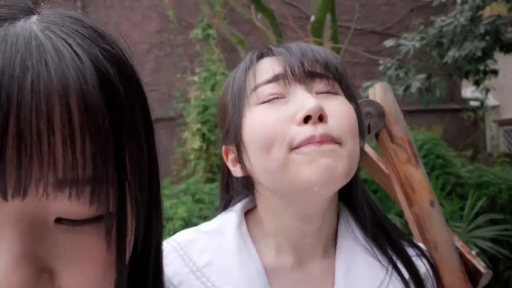 顔のクローズアップ · 学生服 · 仰頭 · 屋外