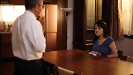 会話 · 真剣 · 中景 · 蓝色连衣裙 · 居家 · 食卓 · 餐厅 · 对立而坐