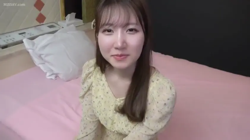 座り姿勢 · 顔部のクローズアップ · 微笑 · 枕头 · 酒店 · 注视镜头 · 长发 · 花柄のワンピース