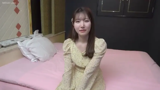 脸部 · 站立 · 微笑 · 水手服 · 背包 · 看向镜头 · 室外庭院 · 清新日常