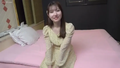 室内 · 脸部特写 · 欢愉 · 水手服 · 模糊 · 微侧头