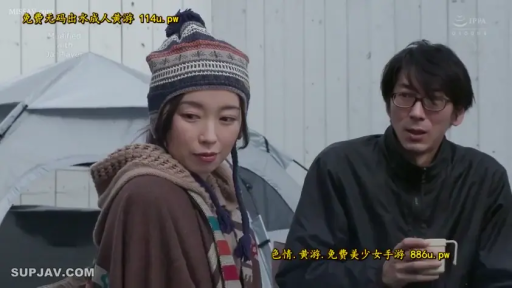 坐姿 · 交谈 · 中景 · 自然 · 针织帽 · 户外露营地