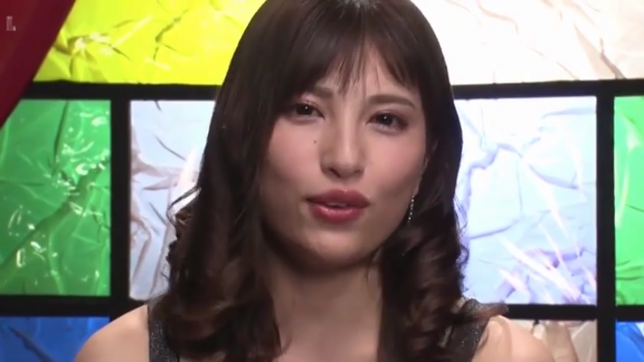 室内 · 平静 · 谈话 · 头部特写 · 正面 · 棕色长发 · 黑色亮片上衣