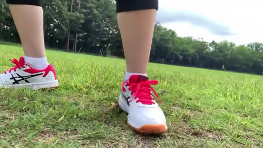 足部特写 · 站立 · 运动服 · 户外草地 · 站立姿势 · 非色情内容