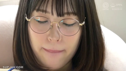 室内 · 脸部特写 · 仰卧 · 蓝色吊带