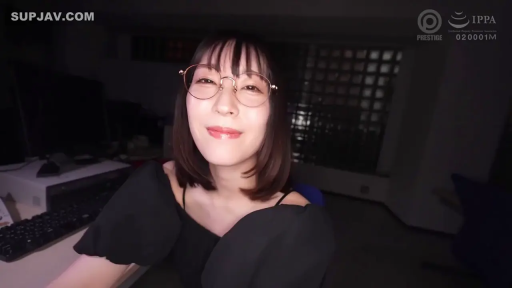 坐姿 · 面对镜头 · 面部特写 · 温柔微笑 · 室内书房 · 黑色露肩装 · 圆框眼镜 · 深夜电脑前