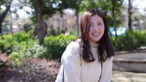 站立 · 微笑 · 半身 · 白色上衣 · 熟女 · 户外公园 · 面向镜头