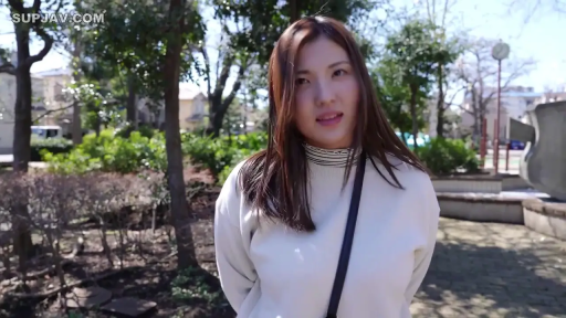 站立 · 站立 · 平靜 · 上半身 · 户外 · 公园 · 白色卫衣 · 斜挎包