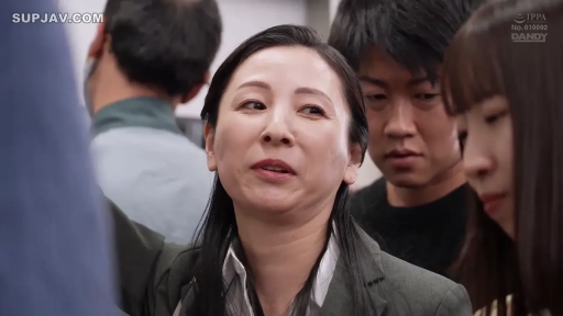 交谈 · 站姿 · 微笑 · 面部特写 · 西装 · 熟女 · 公交