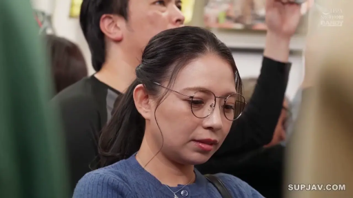 严肃 · 眼镜 · 站姿 · 面部特写 · 乘车 · 电车 · 痴汉题材 · 蓝色针织衫