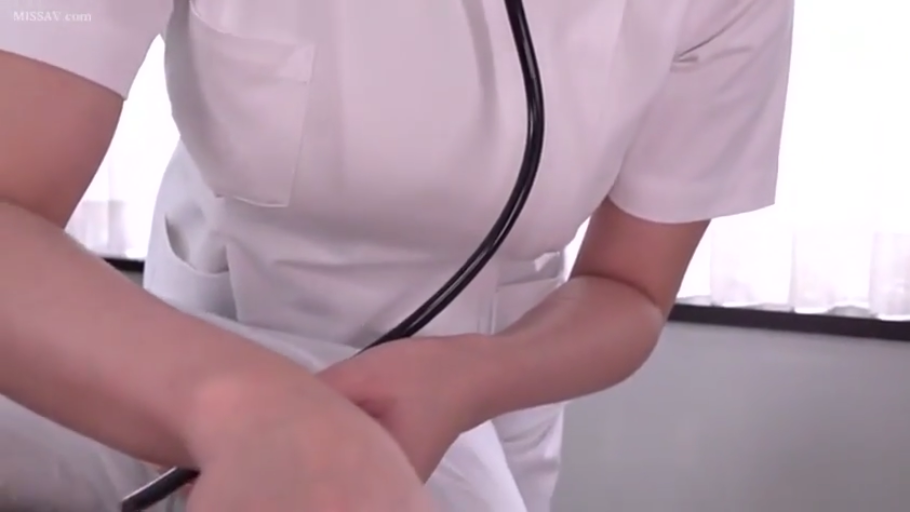 室内 · 俯身 · 护士服 · 角色扮演 · 躯干特写 · 听诊器 · 护理 · 未见脸部