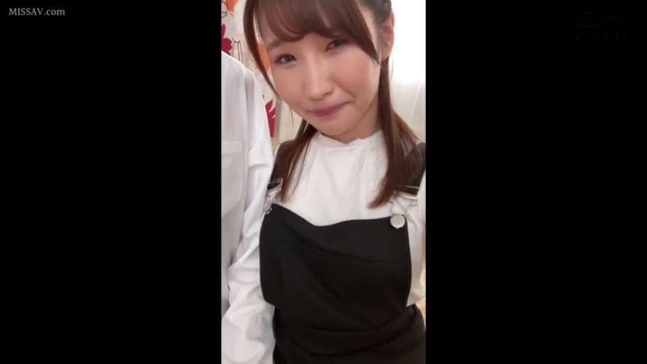 室内 · 脸部 · 站立 · 微笑 · 注视 · 日本 · 黑色背带裙