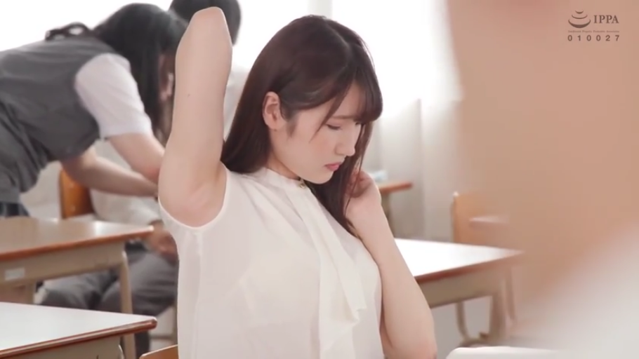 忧郁 · 教室 · 白色无袖上衣 · 课桌椅 · 腋下 · 坐着 · 抬手 · 淑女