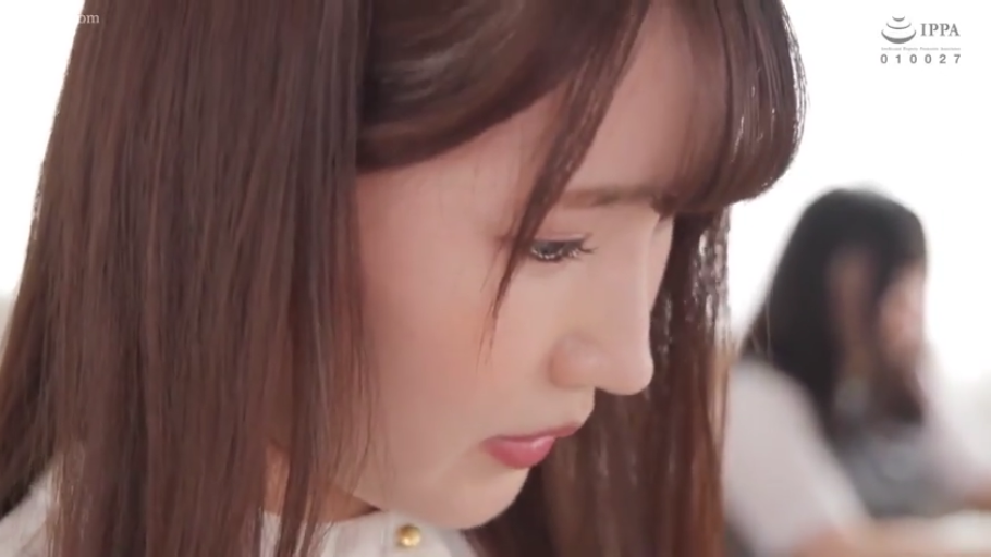 室内 · 严肃 · 沉思 · 低头 · 脸部特写 · 白衬衫 · 清纯