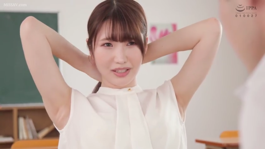 教室 · 黑板 · 白色无袖上衣 · 腋下特写 · 整理头发 · 双手抱头 · 女教师 · 微蹙眉