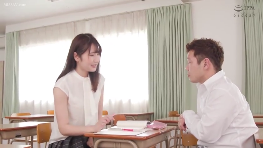 坐姿 · 交谈 · 教室 · 师生 · 中景 · 白衬衫 · 微笑 · 课桌