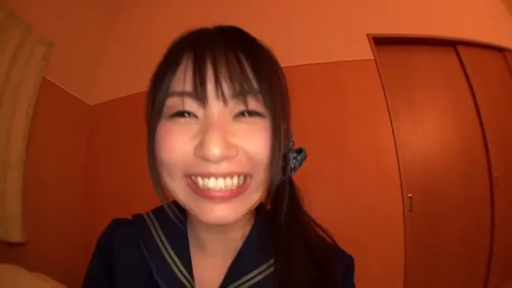 室内 · 脸部特写 · 水手服 · 正面 · 灿烂笑容 · 广角镜头 · 看着镜头 · 耳麦