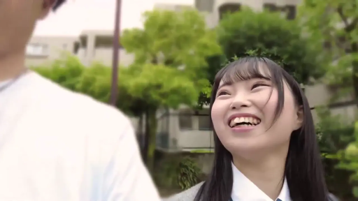 顔部のクローズアップ · 交流 · JK制服 · 屋外 · 笑容 · 抬头 · 素人感