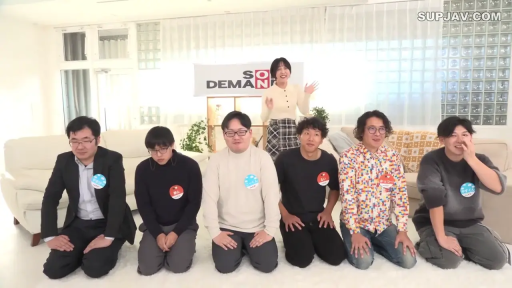 室内 · 跪坐 · 全景 · 微笑 · 多人 · 常服 · 拍摄 · 名牌