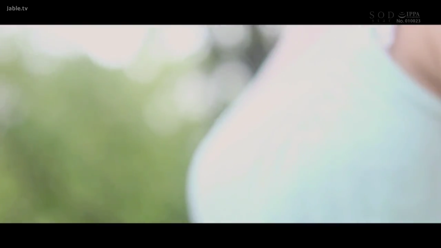 面部 · 户外 · 模糊 · 不详 · 侧头 · 无道具 · 柔焦 · 无行为