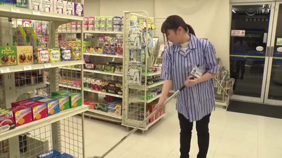 全身 · 专注 · 站立 · 便利店 · 便利店制服 · 拖把 · 拖地 · 店员