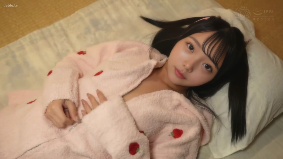 甜美 · 臥室 · 枕頭 · 半身 · 注视镜头 · 雙馬尾 · 粉色草莓毛絨睡衣 · 側躺