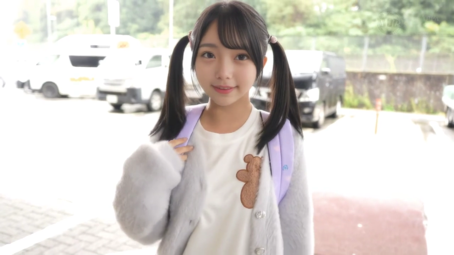 注视镜头 · 双马尾 · 甜美微笑 · 正面站立 · 上身特写 · 户外停车场 · 白色印花T恤配灰色毛绒开衫 · 紫色双肩包