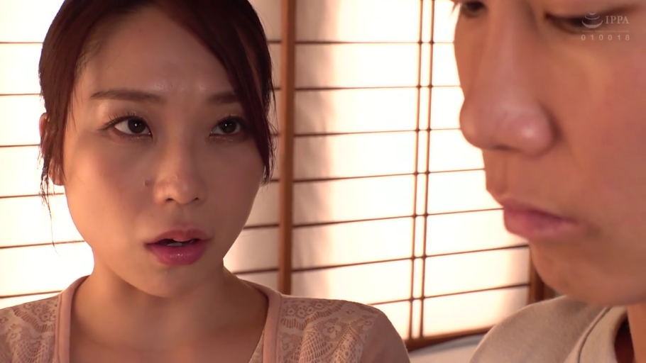 和室 · 站姿 · 面部特写 · 凝视 · 亚洲人 · 惊讶 · 蕾丝上衣