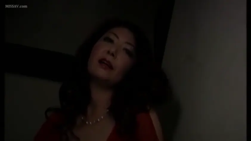 室内 · 面部特写 · 诱惑 · 仰头 · 注视镜头 · 暗光 · 珍珠项链 · 红色礼服