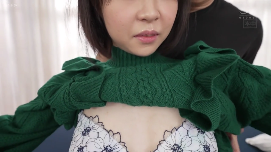 室内 · 脸部 · 绿色毛衣 · 站姿 · 自然 · 成人内容 · 掀起上衣