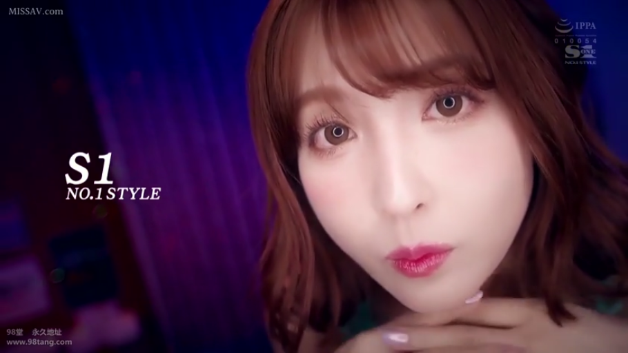 室內 · 臉部特寫 · 常服 · 注视镜头 · 托腮 · 噘嘴 · 日本AV女优